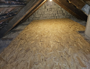 Zateplení stropu patrového rodinného domu pomocí foukané izolace